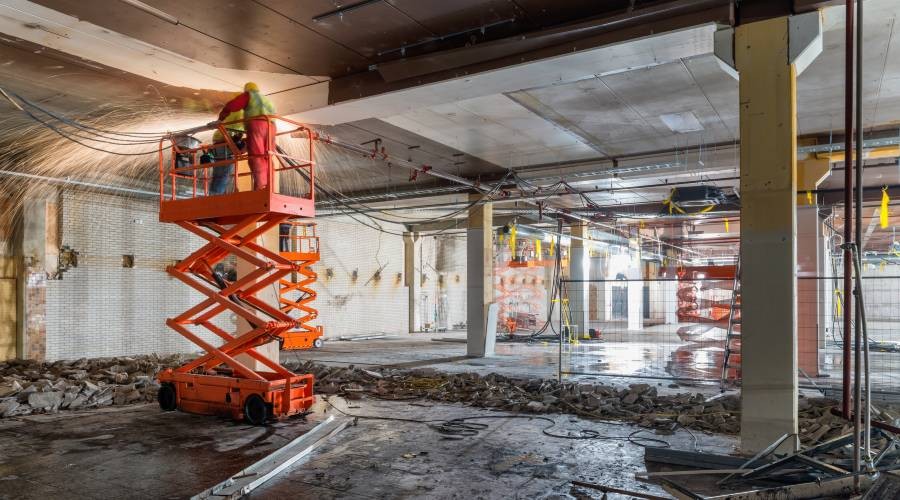 Hoogwerker gebruiken voor werkzaamheden Hoogwerker op de werkplaats